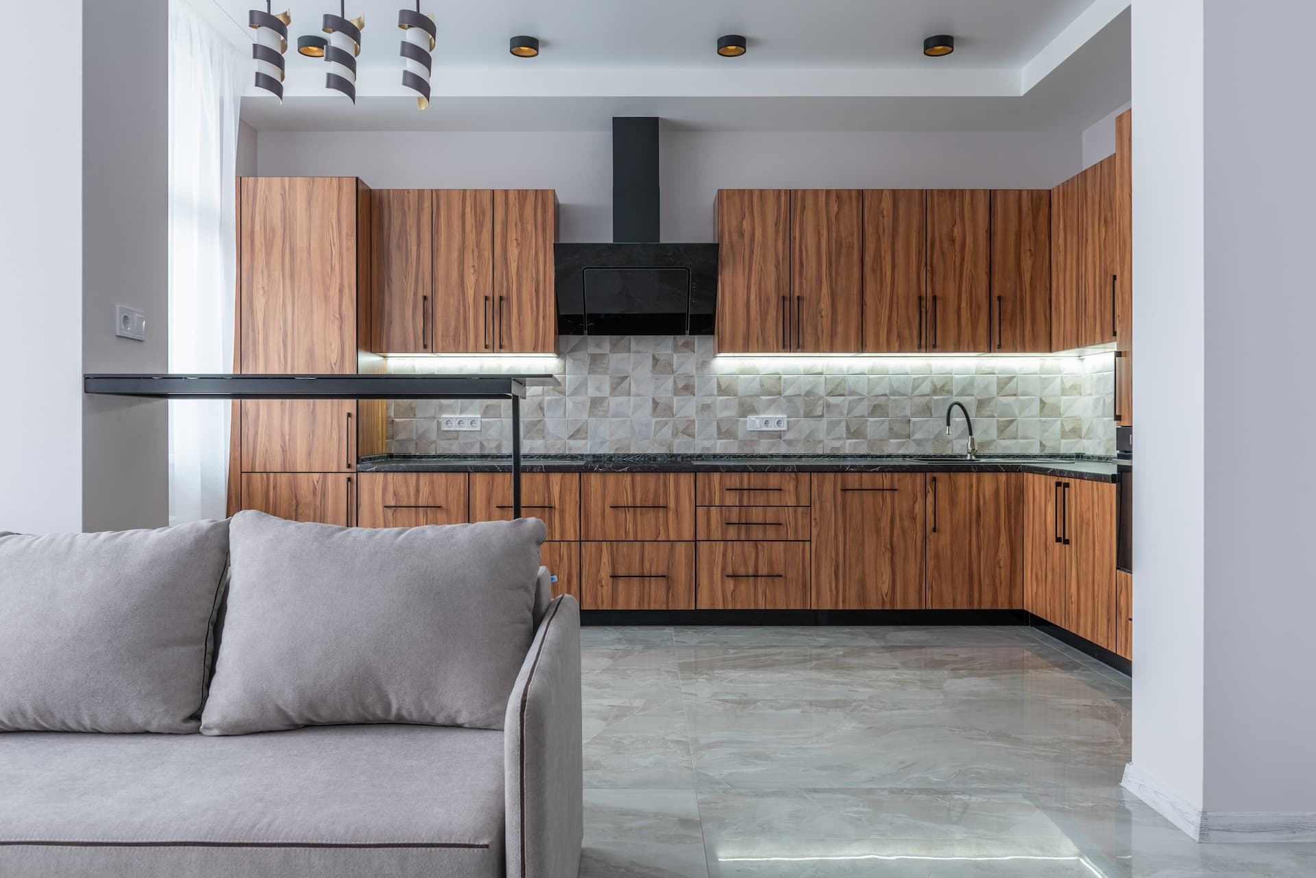 Cocina con salpicadero de mosaico.